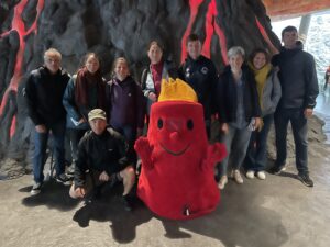 L’équipe avec Pitoufeu, mascotte de Vulcania !
